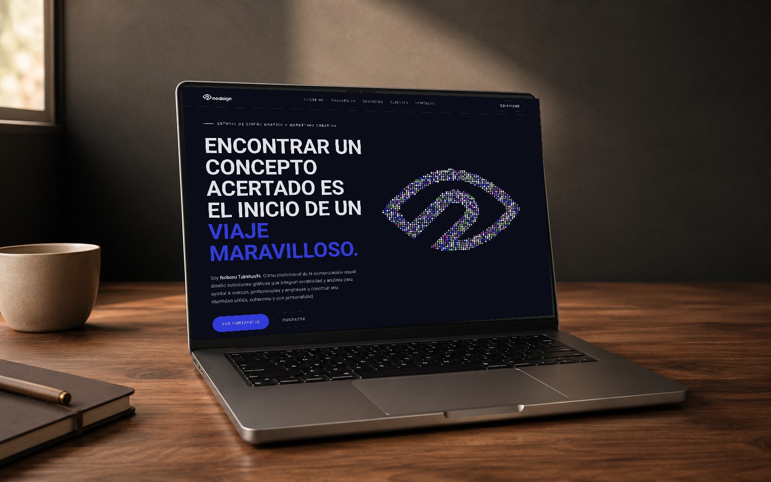 La web de nodsign en un portátil, sobre un escritorio